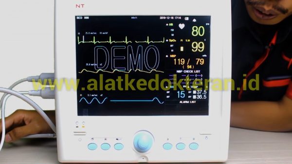 Pasien Monitor merupakan alat yang digunakan untuk memantau atau mengukur berbagai tanda - tanda vital pasien seperti suhu tubuh, tekanan darah, frekuensi nadi, dan frekuensi pernafasan secara kontinu ( terus - menerus ).