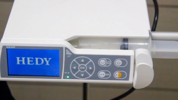 Syringe Pump merupakan alat yang digunakan untuk memberikan cairan obat atau cairan makanan ke dalam tubuh pasien dalam jumlah tertentu dan dalam jangka waktu tertentu secara teratur.