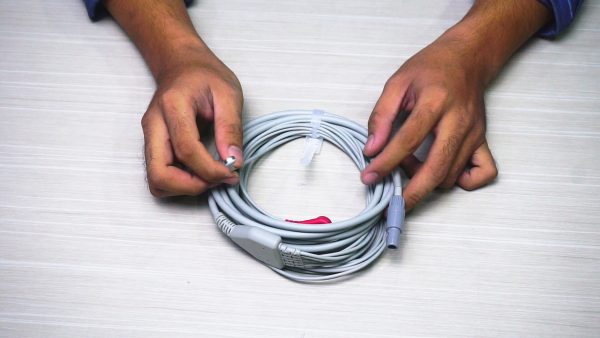 Pasien Monitor adalah suatu alat yang digunakan untuk memonitoring keadaan fisiologis pasien secara real time sehingga dokter dapat memantau parameter parameter yang dibutuhkan pada saat itu juga.