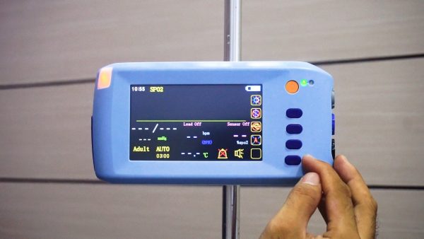 Pasien Monitor adalah suatu alat yang digunakan untuk memonitoring keadaan fisiologis pasien secara real time sehingga dokter dapat memantau parameter parameter yang dibutuhkan pada saat itu juga.