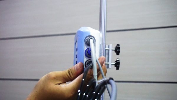 Pasien Monitor adalah suatu alat yang digunakan untuk memonitoring keadaan fisiologis pasien secara real time sehingga dokter dapat memantau parameter parameter yang dibutuhkan pada saat itu juga.